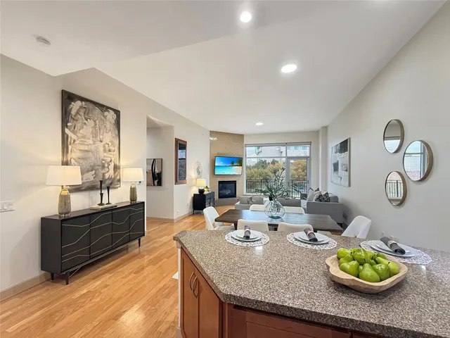 $998,000 | 3 Waterway Court, Unit 2B, The Woodlands, TX 77380