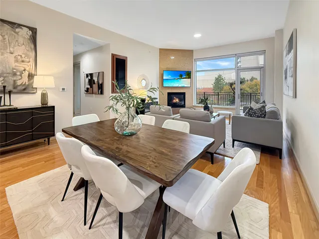 $998,000 | 3 Waterway Court, Unit 2B, The Woodlands, TX 77380