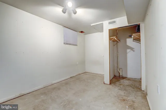 a view of entryway in front of house