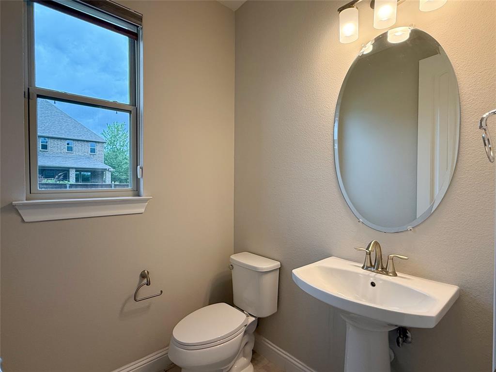 9829 Sharps Road Frisco, TX 75035 - Photo 5 of 40 Bathroom with a textured wall
