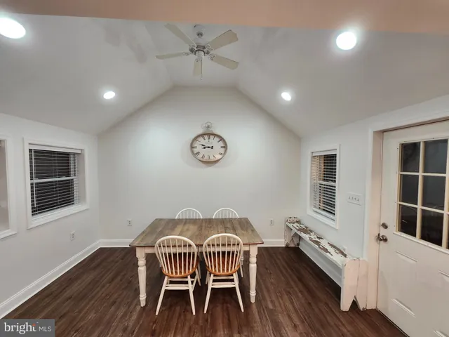 a view of a livingroom with furniture