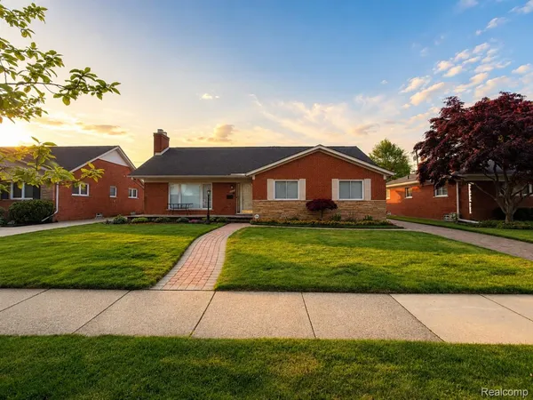 $489,000 | 20085 Wedgewood Drive, Grosse Pointe, MI 48236