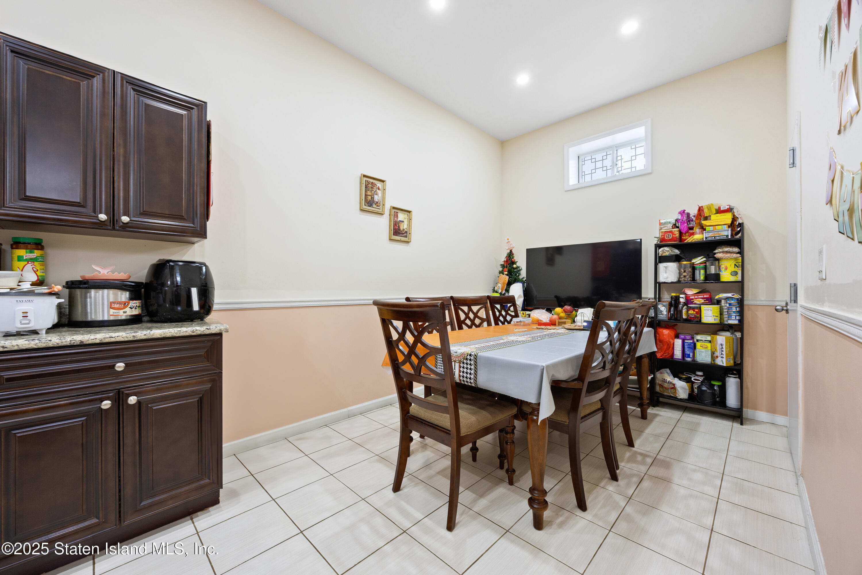 41 Burgundy Loop Staten Island, NY 10304 - Photo 17 of 29 a view of a dining room with furniture