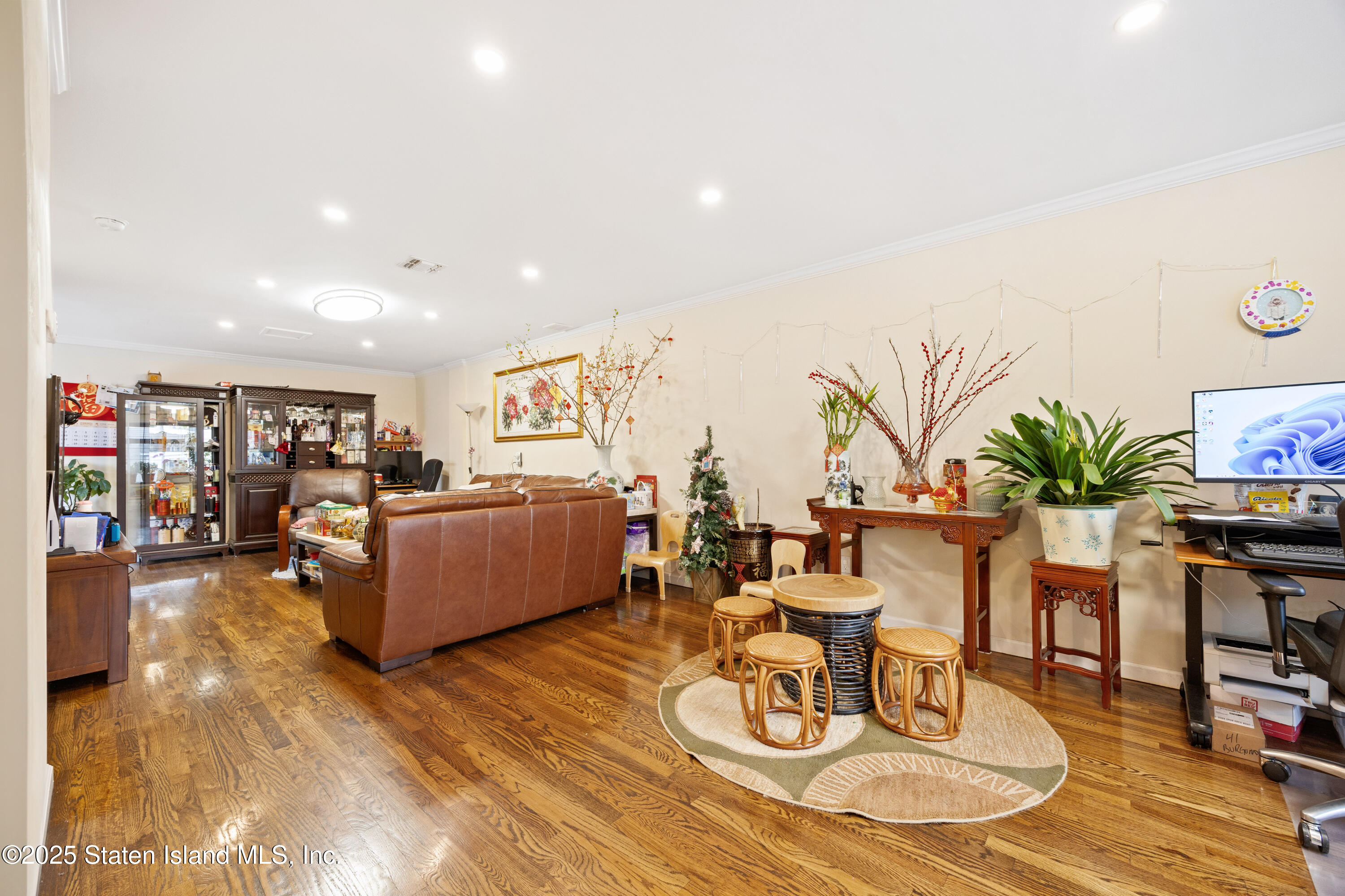 41 Burgundy Loop Staten Island, NY 10304 - Photo 3 of 29 a living room with furniture kitchen view and a potted plant