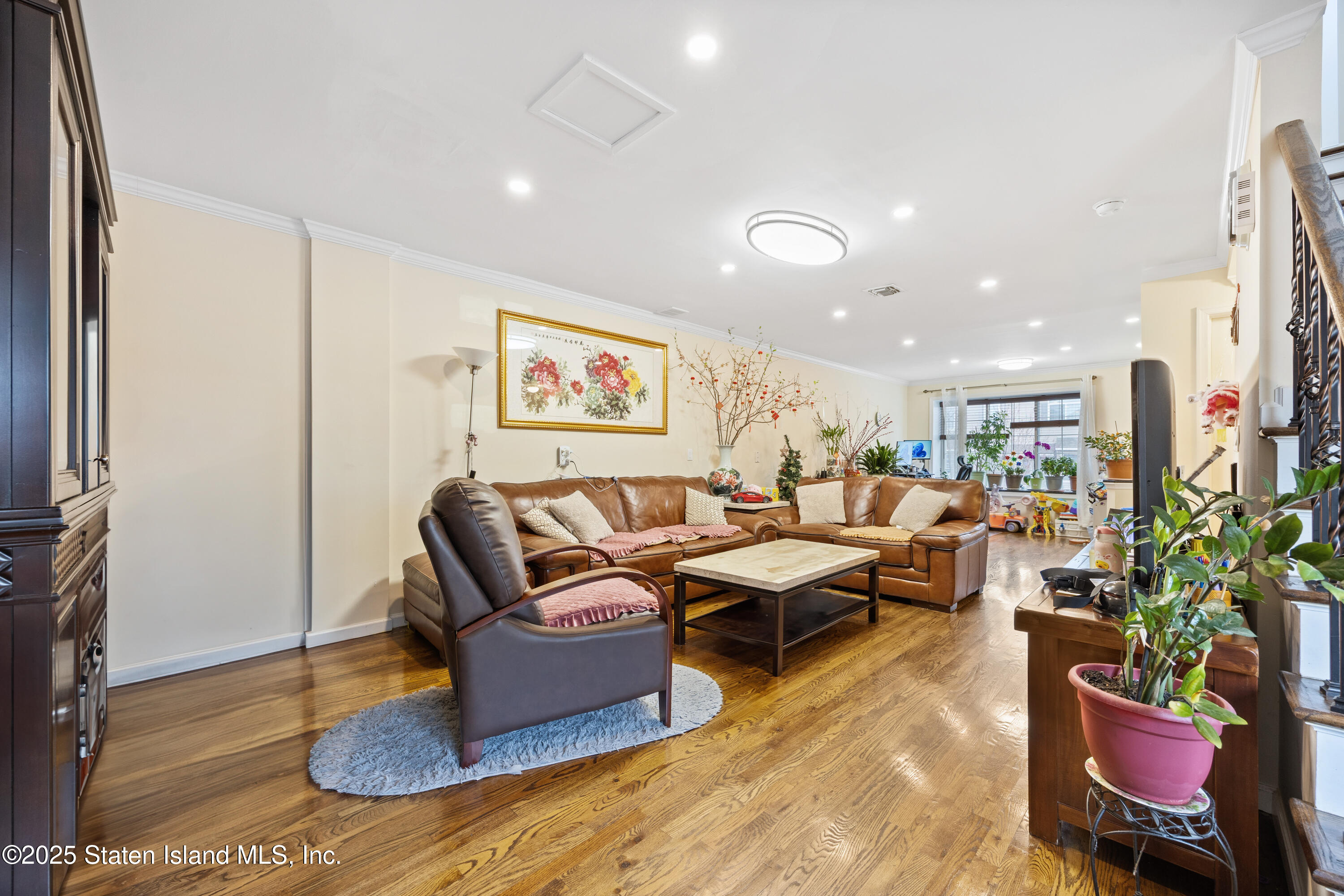 41 Burgundy Loop Staten Island, NY 10304 - Photo 5 of 29 a living room with furniture