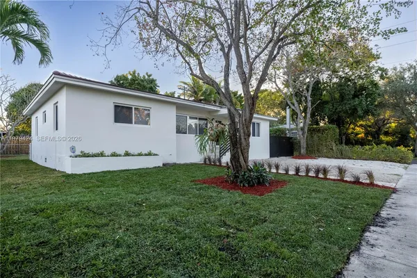 a view of a house with a yard