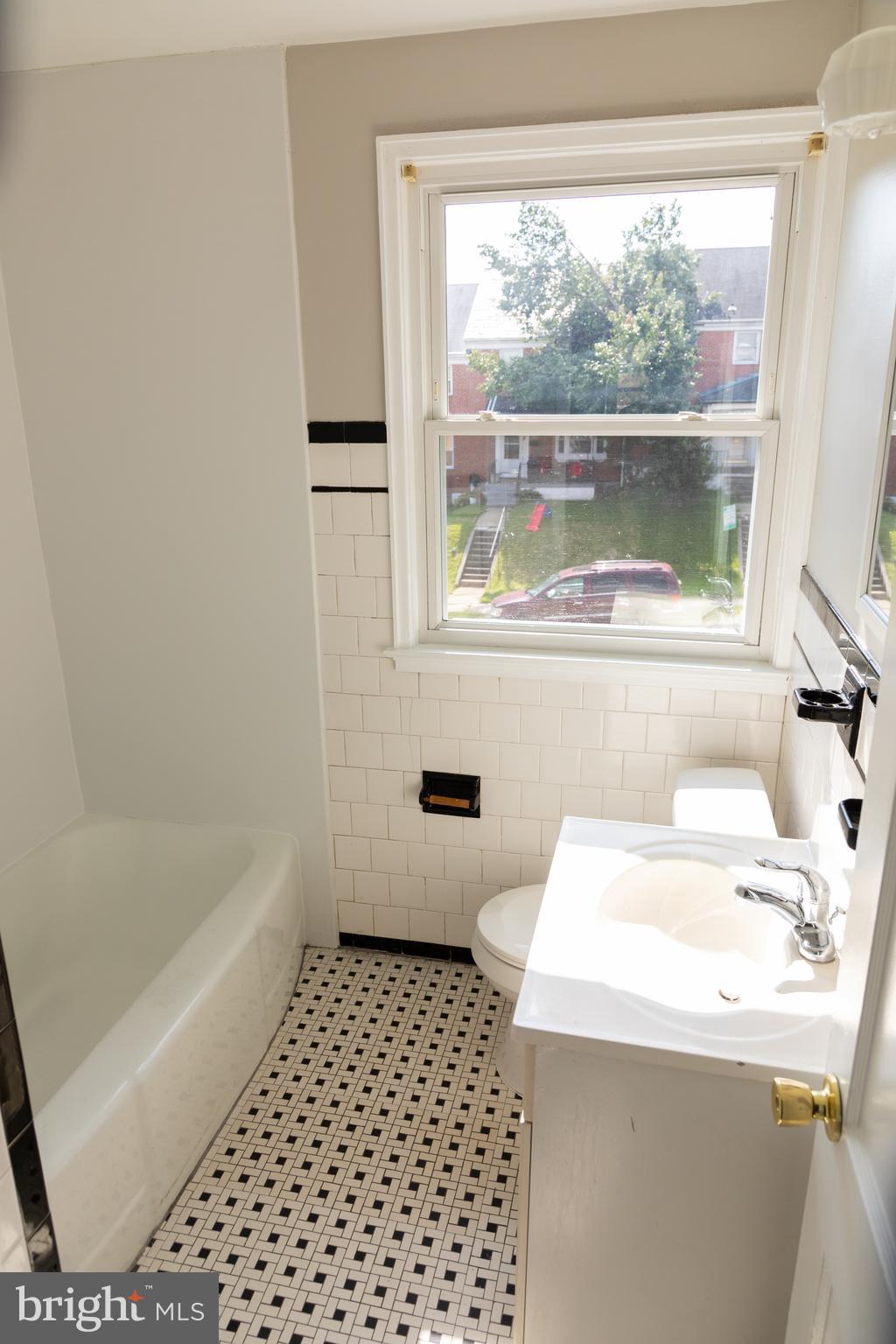 1914 Heathfield Road Baltimore, MD 21239 - Photo 21 of 40 2nd level bath