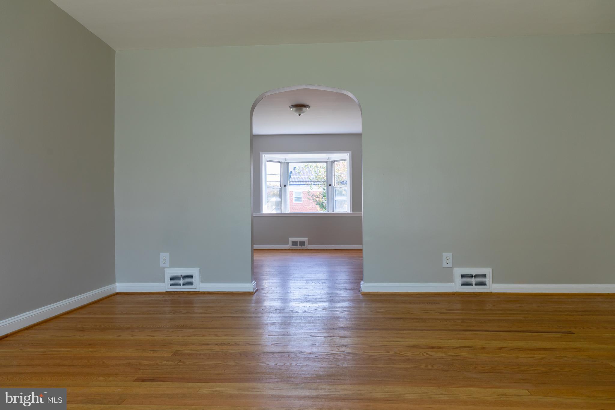 1914 Heathfield Road Baltimore, MD 21239 - Photo 7 of 40 Living Room