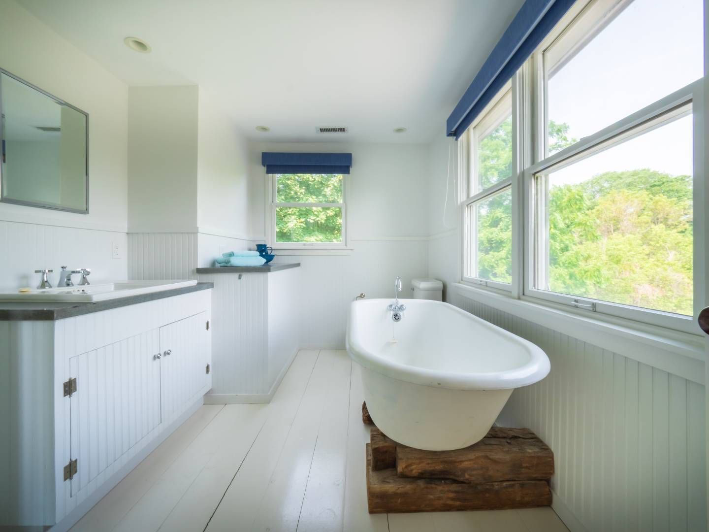 126 Sagaponack Road Bridgehampton, NY 11932 - Photo 12 of 16 Guest Bedroom #2 En suite bath w/ soaking tub