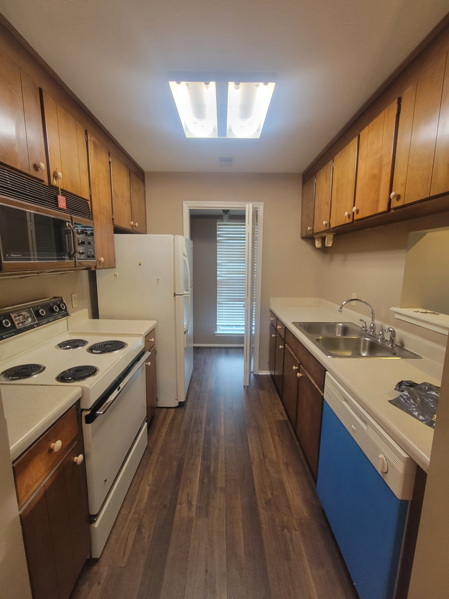 809 Rachels View Hermitage, TN 37076 - Photo 8 of 18 a kitchen with a stove a sink and a microwave