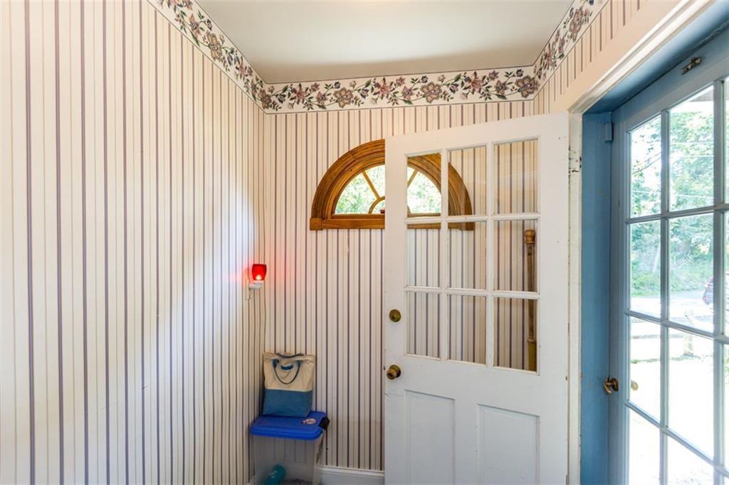 28 Lakeview Road West Boothbay Harbor, ME 04575 - Photo 12 of 34 Entry way from front porach