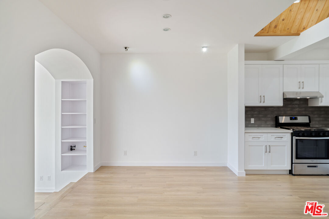 31246 Bailard Road Malibu, CA 90265 - Photo 5 of 31 a view of a kitchen with electric appliances