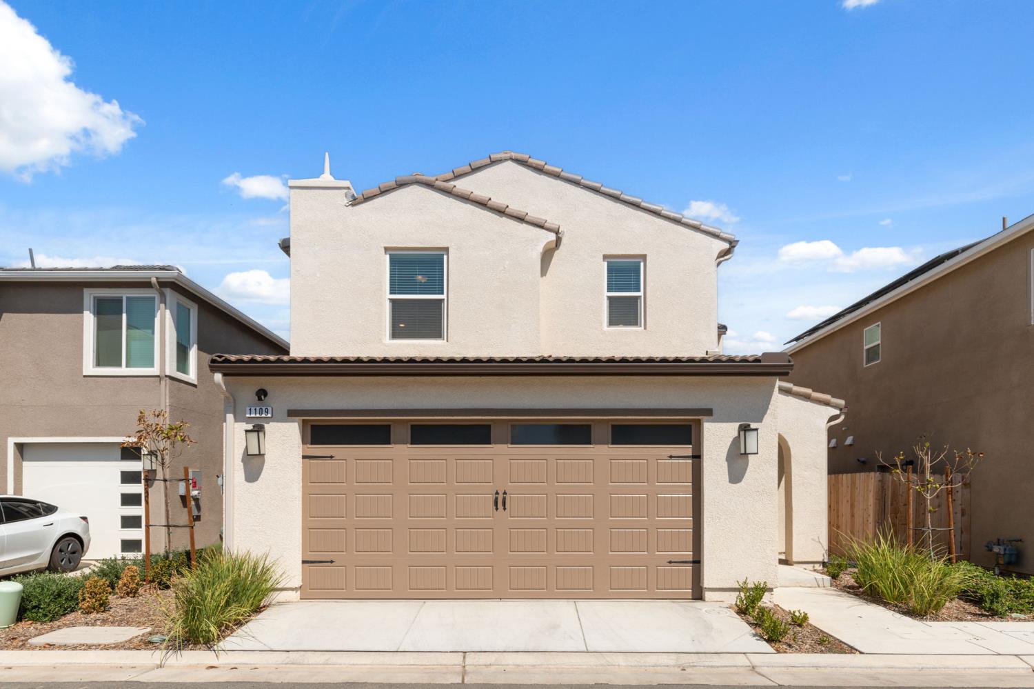 1109 Royalty Way West Madera, CA 93636 - Photo 4 of 47 a front view of a house