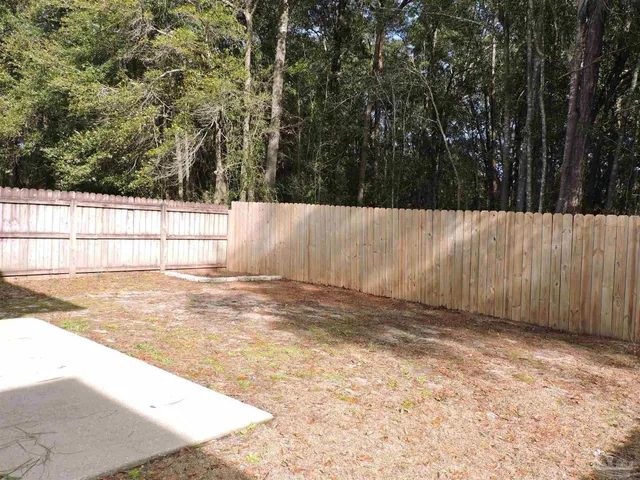 a view of a backyard