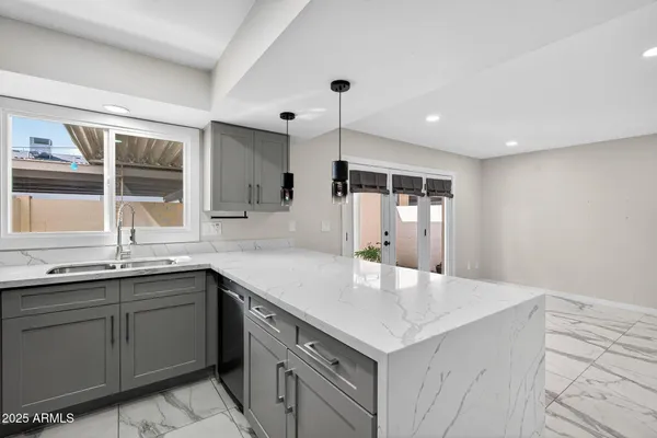 $1,995 | 1339 North 44th Street, Phoenix, AZ 85008