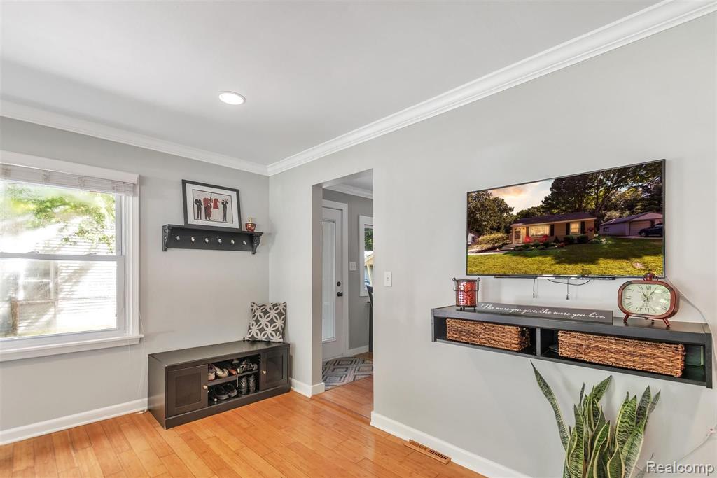 21484 Power Road Farmington Hills, MI 48336 - Photo 11 of 46