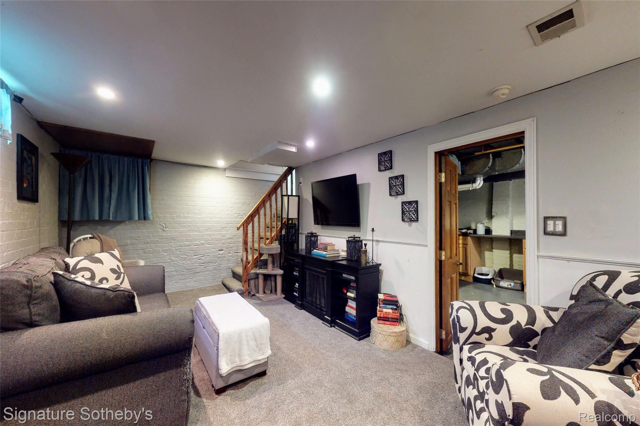 90 Mapleton Road Grosse Pointe, MI 48236 - Photo 26 of 43 Living Room2.jpg