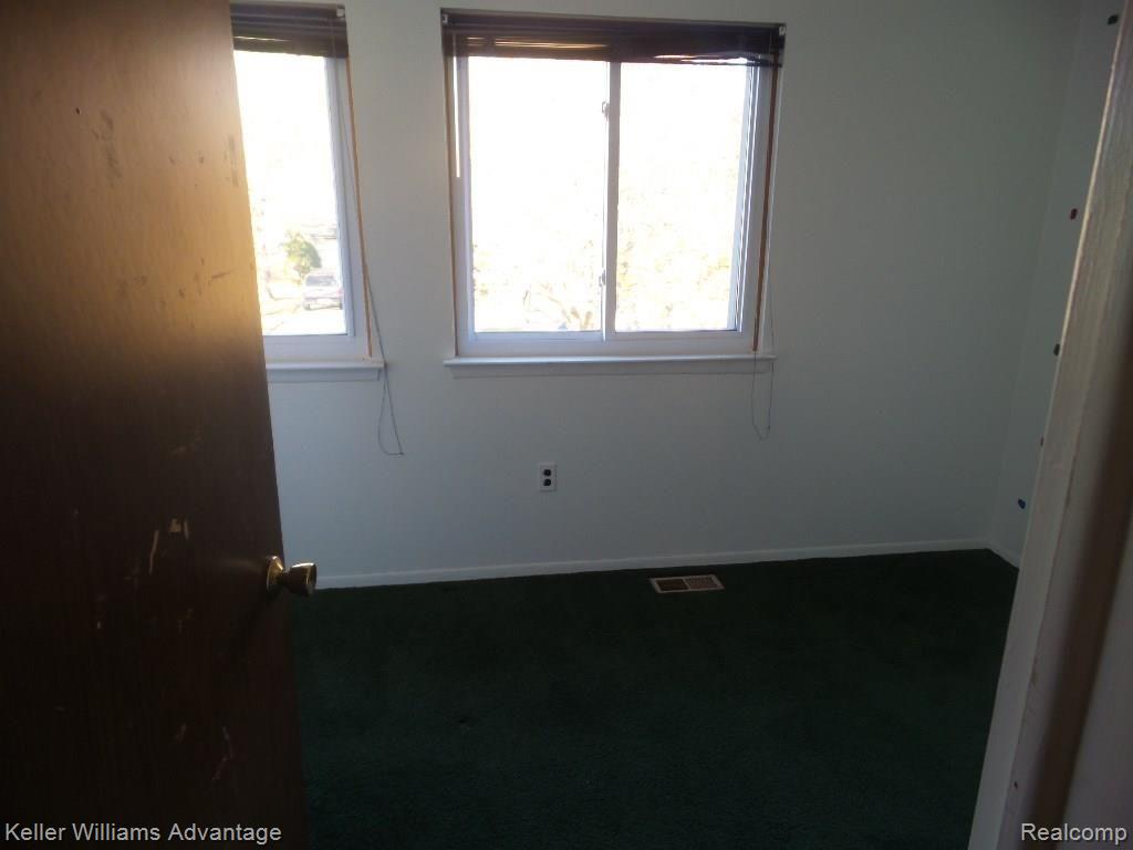 42623 Hanford Road Canton, MI 48187 - Photo 19 of 30 20151102_160950.jpg
