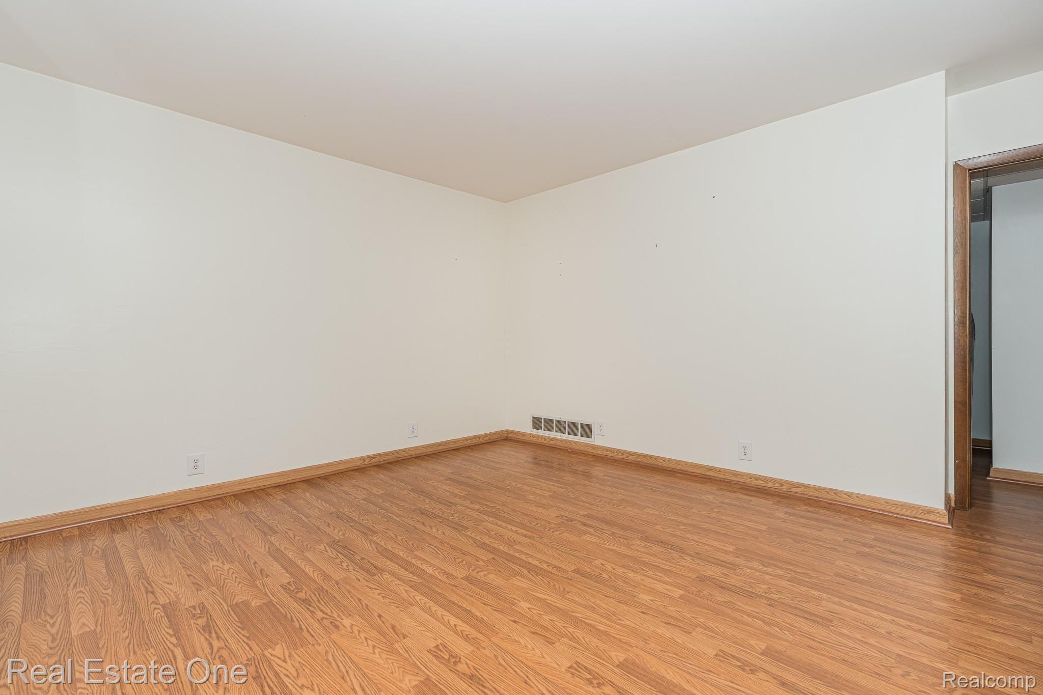 267 Arizona Avenue Rochester, MI 48309 - Photo 34 of 39 Laminate Floor in FIRST FLOOR Bedroom #3