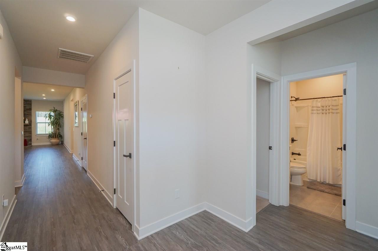 2 Mohegan Way Greenville, SC 29607 - Photo 4 of 33 Gallery Image 4