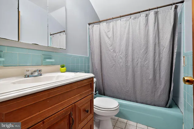 a view of yard with tree and green space