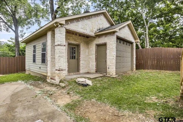 a view of a house with backyard