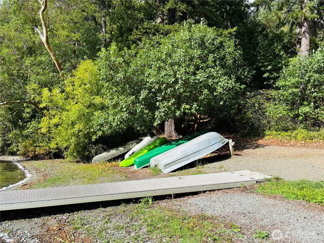 a view of a yard with seating area