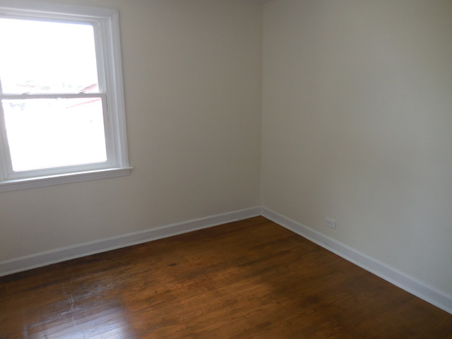 4723 Butterfield Road Hillside, IL 60162 - Photo 8 of 10 an empty room with a window
