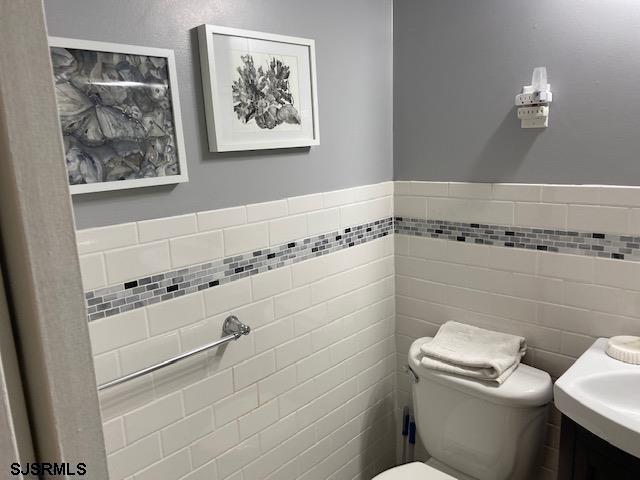 9400 Atlantic Avenue, Unit 912 Margate City, NJ 08402 - Photo 13 of 31 a bathroom with a shower and a toilet