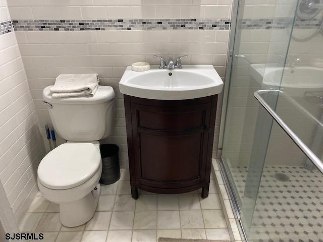 9400 Atlantic Avenue, Unit 912 Margate City, NJ 08402 - Photo 14 of 31 a bathroom with a toilet and a sink