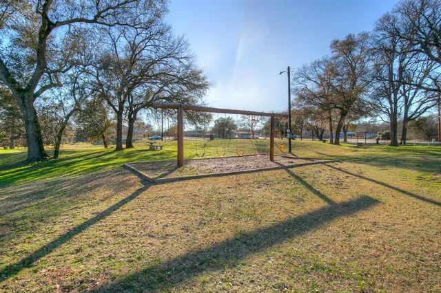 a view of a yard with a tree