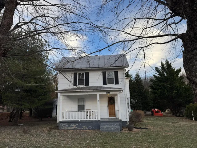 a view of house with a yard