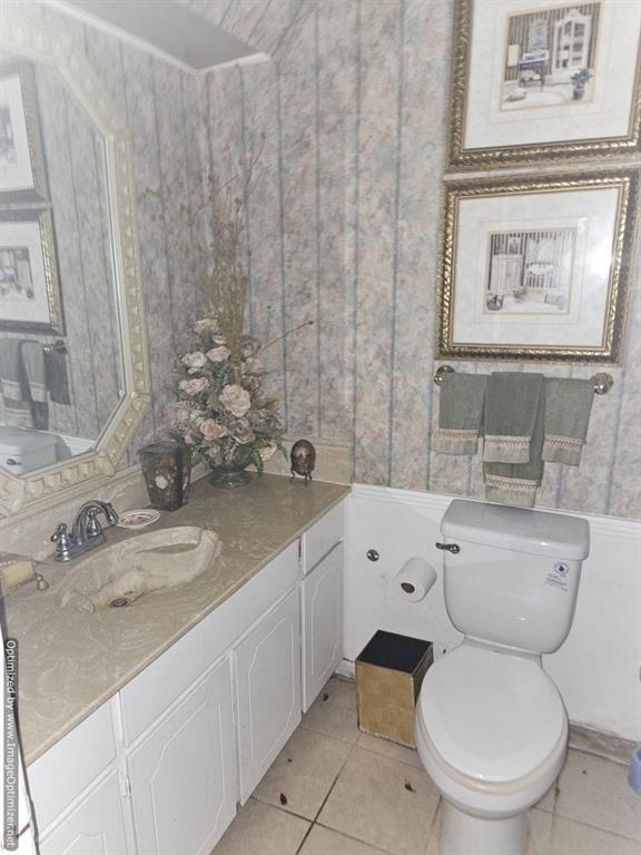 7510 Ridgewick Drive Dallas, TX 75217 - Photo 15 of 21 Hallway bathroom has a tub