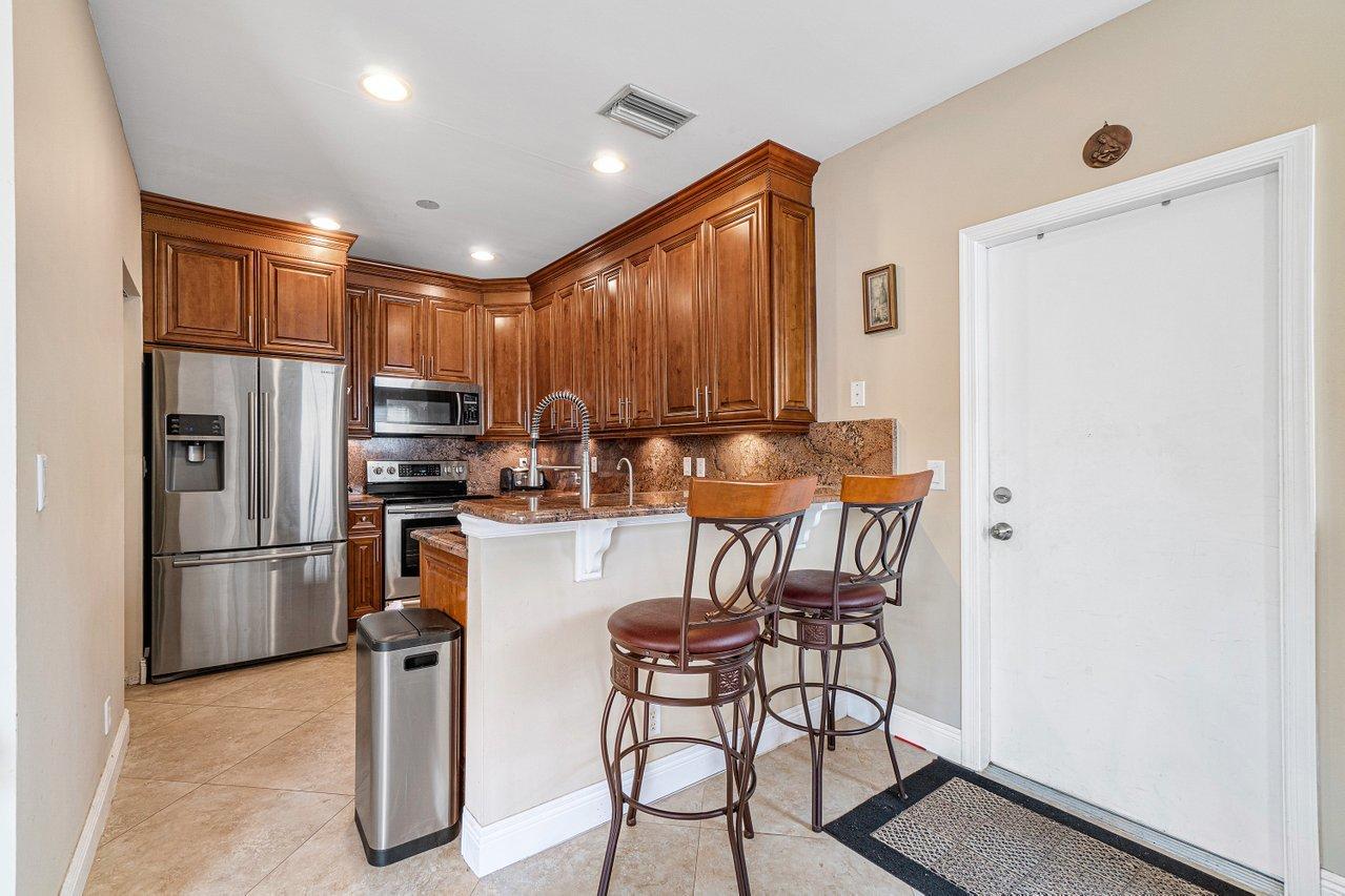 20931 Vía Azalea, Unit 4 Boca Raton, FL 33428 - Photo 10 of 45 Bar