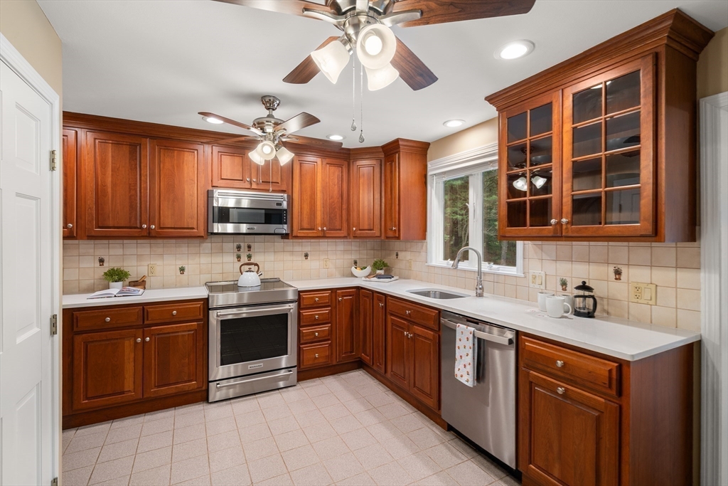 423 Grove Street Reading, MA 01867 - Photo 11 of 35 Gallery Image 11