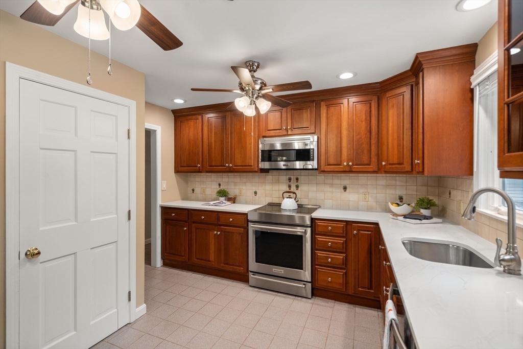 423 Grove Street Reading, MA 01867 - Photo 12 of 35 Gallery Image 12