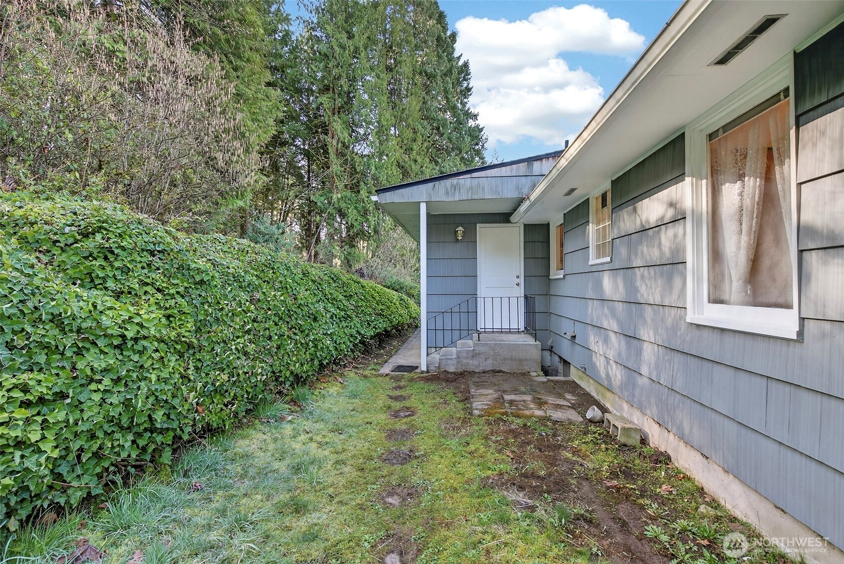 312 Southeast 2nd Street Winlock, WA 98596 - Photo 25 of 40 a backyard of a house with lots of green space
