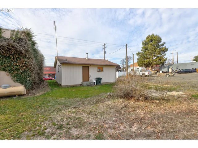 a view of a house with backyard