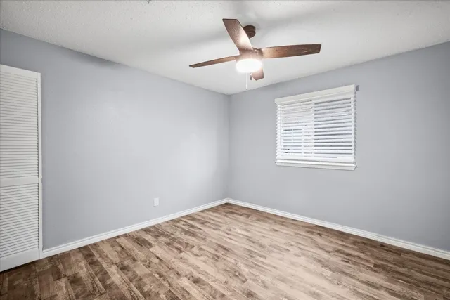 a view of a livingroom with a ceiling fan & a ceiling fan