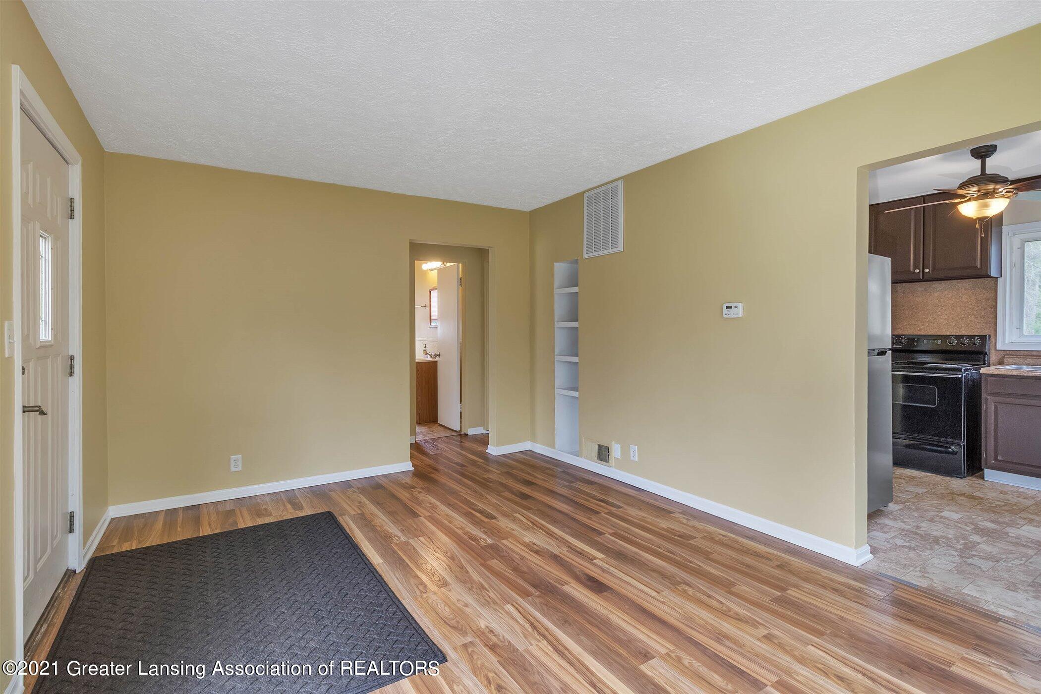 1712 West Miller Road Lansing, MI 48911 - Photo 9 of 26 09-1712 W Miller Rd-WindowStill-Real-Est