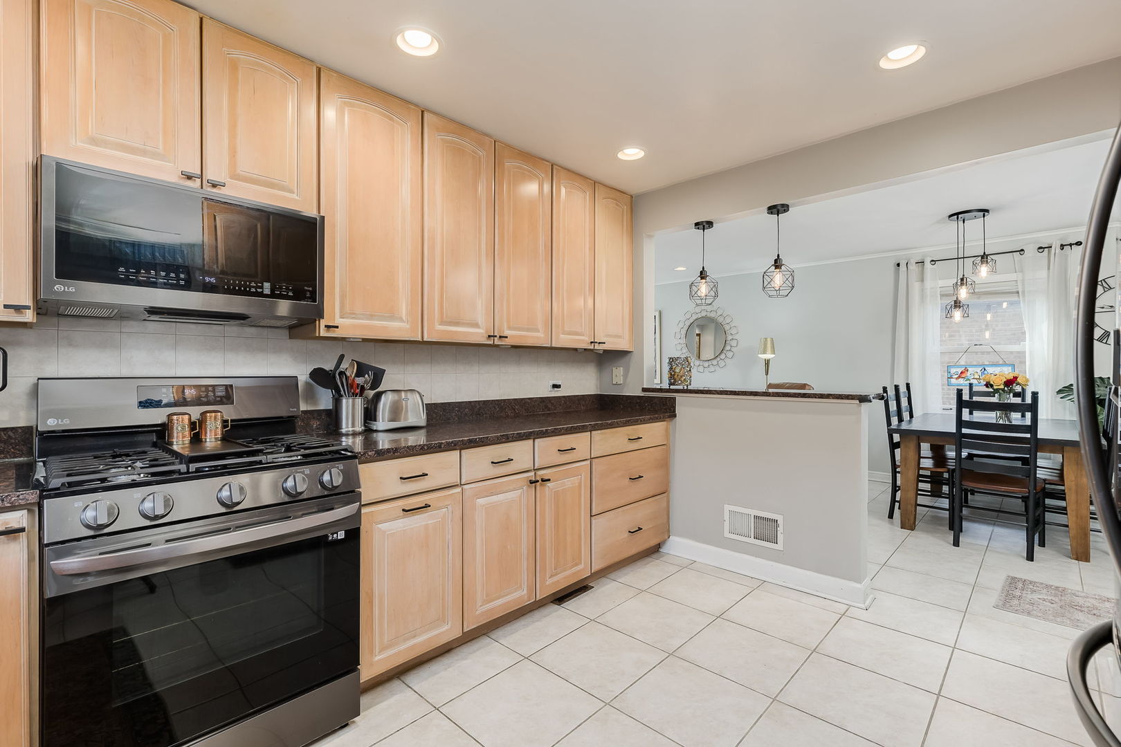 5404 North Nagle Avenue Chicago, IL 60630 - Photo 9 of 28 Gallery Image 9