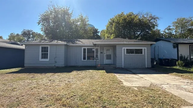a front view of house with yard