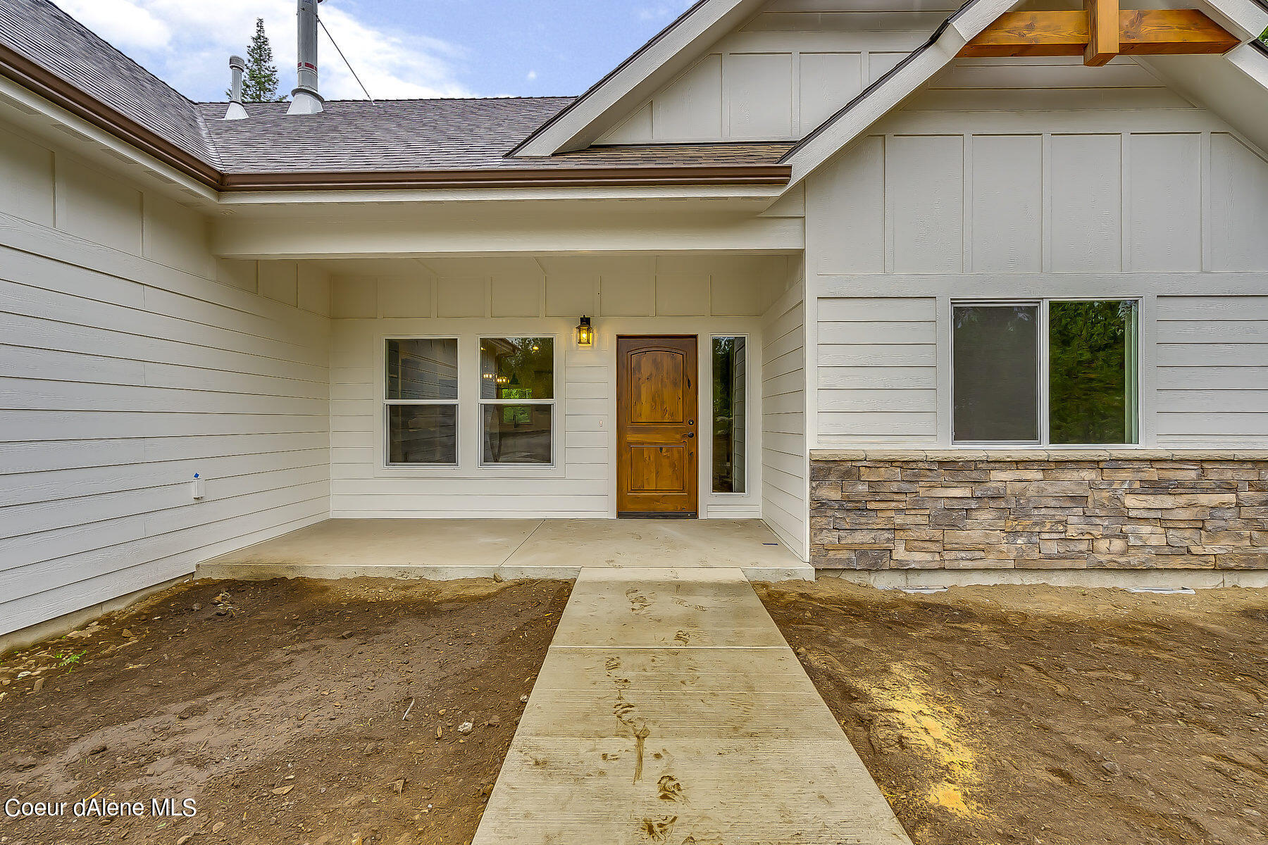 L1-b8 North Eclipse Road Rathdrum, ID 83858 - Photo 4 of 33 Front-Photo of Similar Home