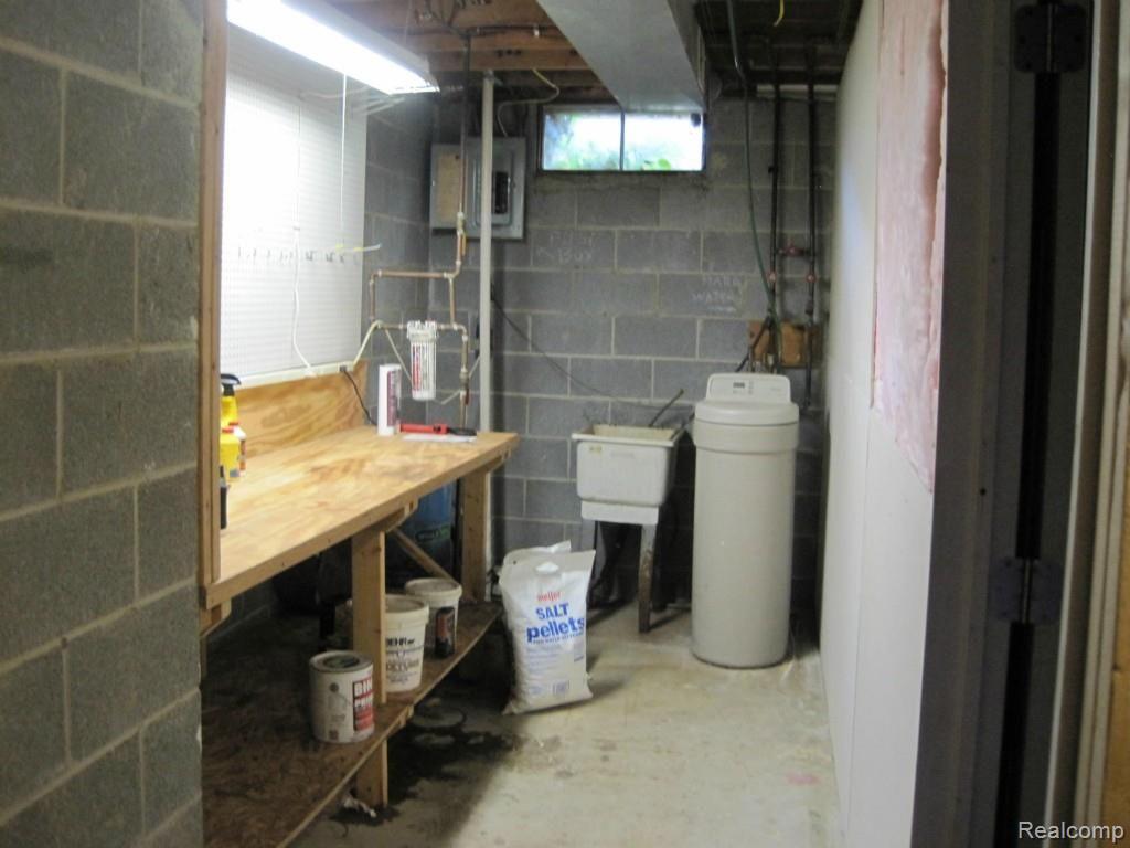 9202 Lee Road Brighton, MI 48116 - Photo 33 of 33 Workbench in basement