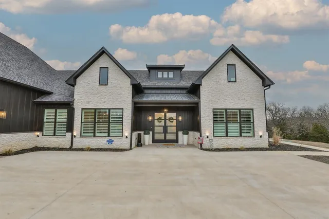 a view of a house with porch and porch