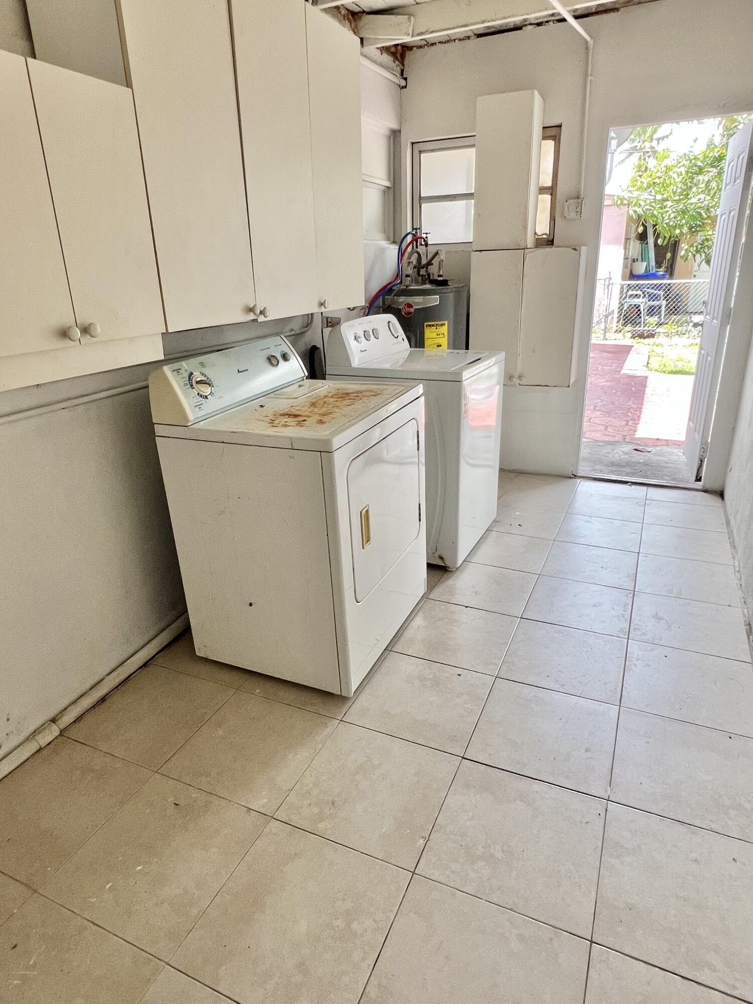 6129 Funston Street Hollywood, FL 33023 - Photo 16 of 18 a utility room with dryer and washer