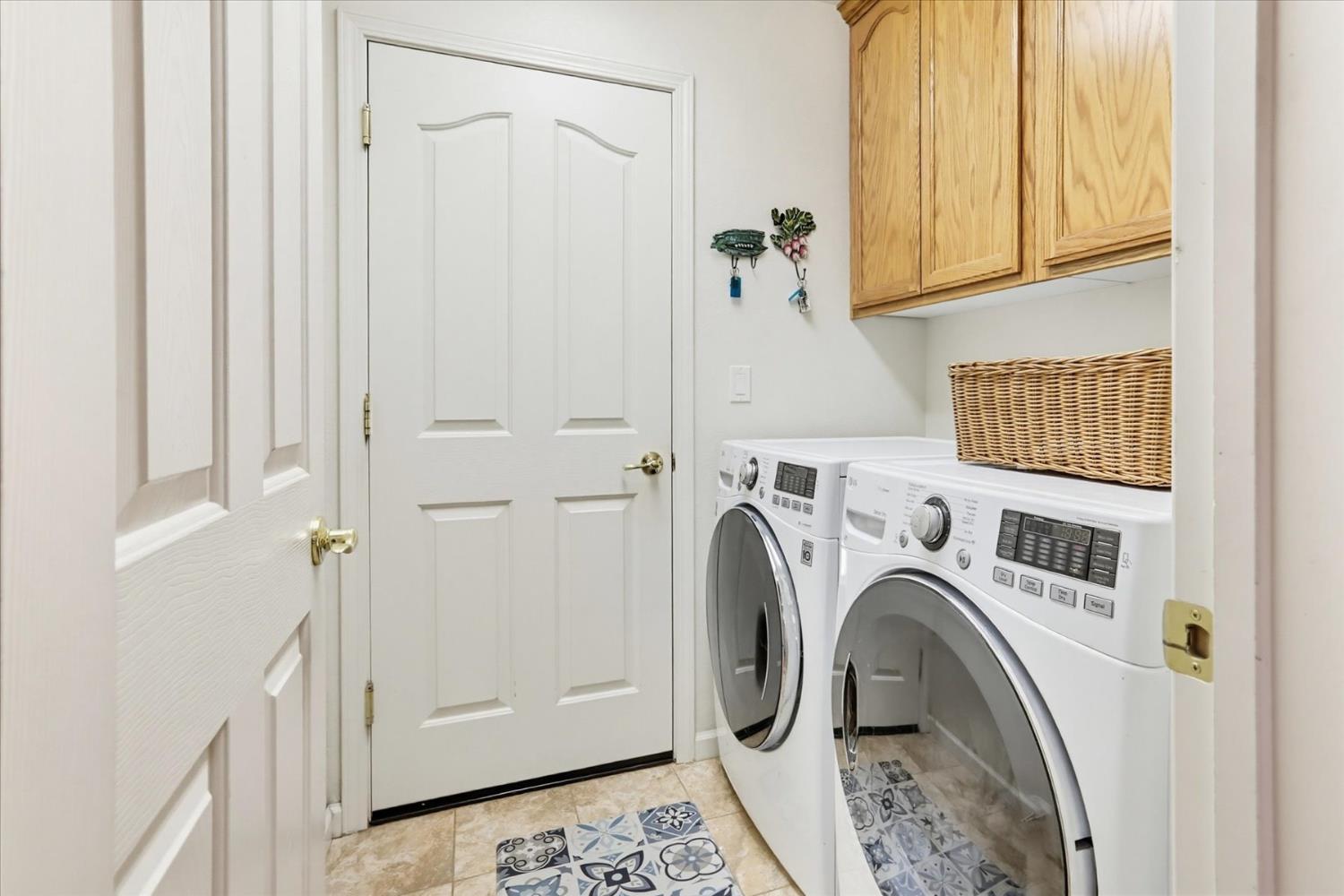970 Morgan Ranch Drive Grass Valley, CA 95945 - Photo 33 of 76 a view of entryway with washer and dryer