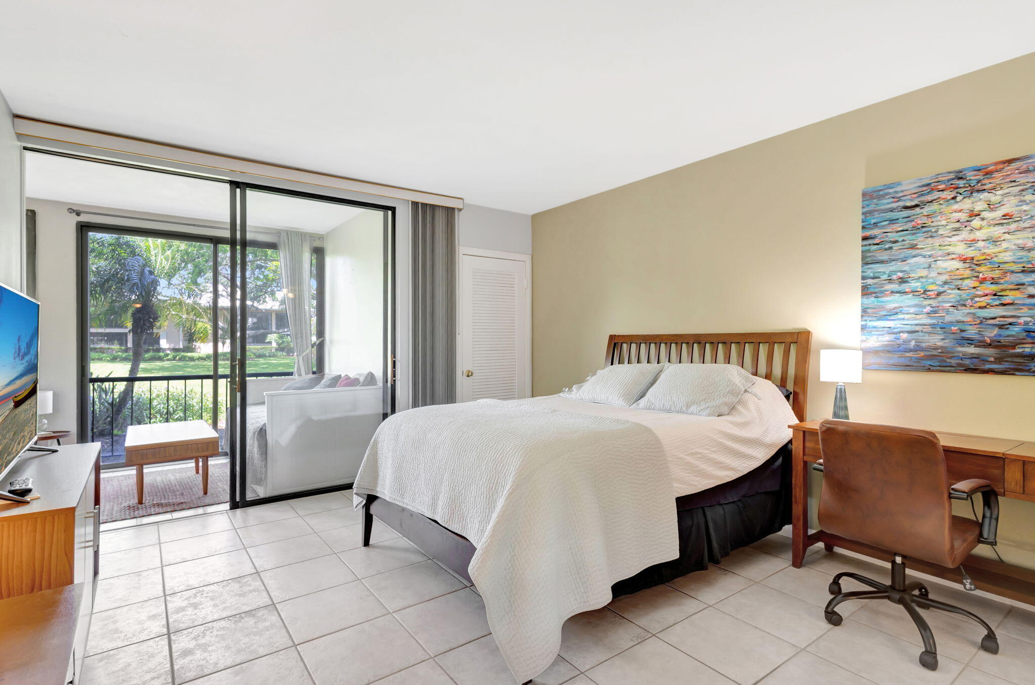 11 Concourse Drive, Unit B Jupiter, FL 33469 - Photo 17 of 42 Guest Bedroom