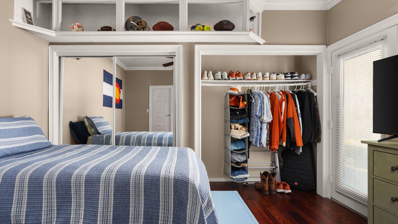 807 West 25th Street, Unit 207 Austin, TX 78705 - Photo 10 of 25 a view of a walk in closet