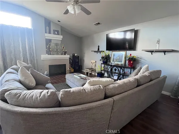 $425,000 | 1344 East Parkview Court, Visalia, CA 93292